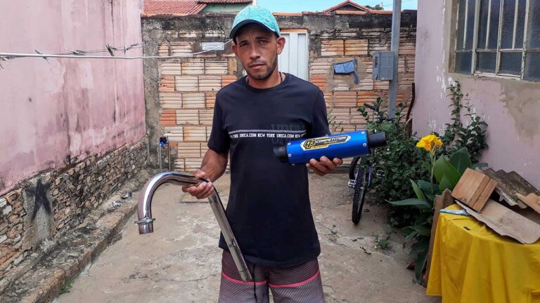 Delvanir segurando escapamento de moto esportiva