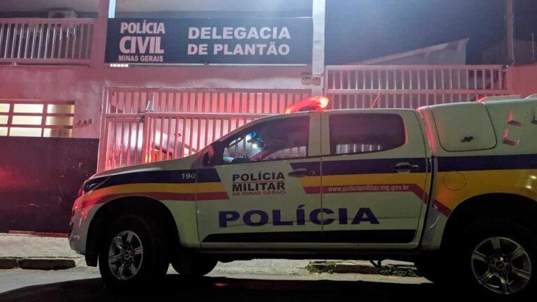Viatura da PM na porta da delegacia de Patos de Minas