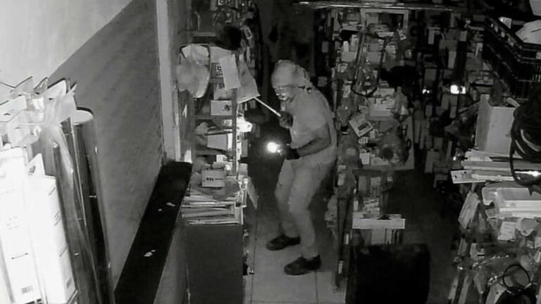 Momento exato em que criminoso entra na casa de peças