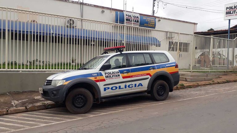 Viatura Policial na porta do quartel - Foto: JP Agora