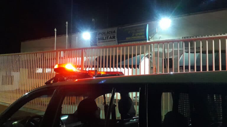 Viatura na porta do quartel da PM de João Pinheiro