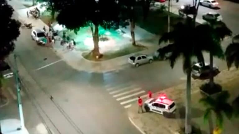 Moradores reclamam de som alto e de atuação da PM na Praça Coronel Hermógenes em João Pinheiro