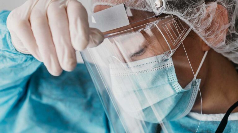 Médico exausto em trabalho contra a Covid-19