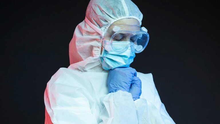 Medico em oração pelos casos Covid-19