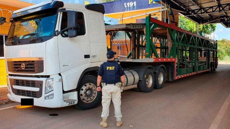 Caminhão cegonha que quase bateu em viatura da PRF