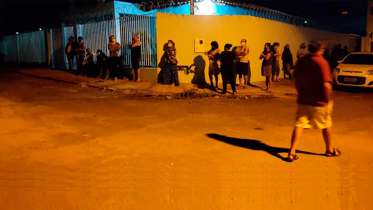 Fila formada na porta do PSF do Bairro Papagaio