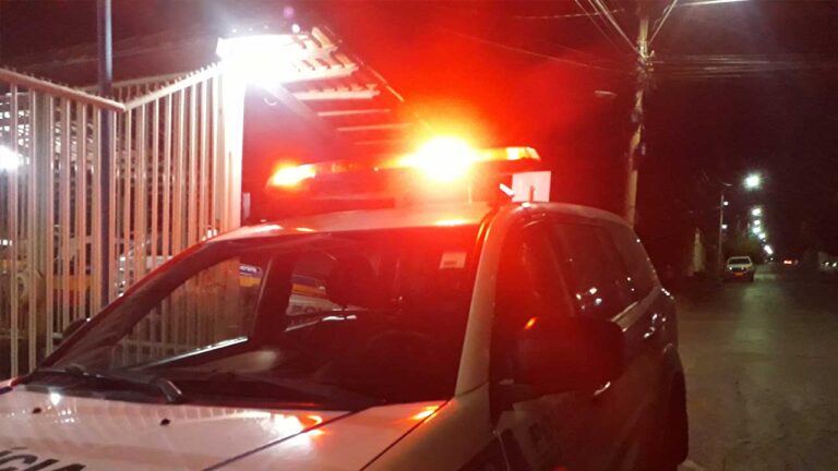 Viatura com sirene ligada na porta do quartel da PM de João Pinheiro