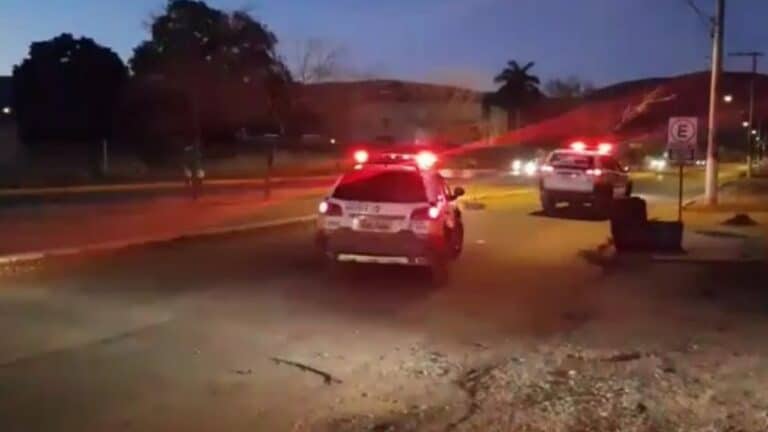 Criminoso assalta loja de celulares em plena luz do dia e foge de bicicleta em Brasilândia de Minas