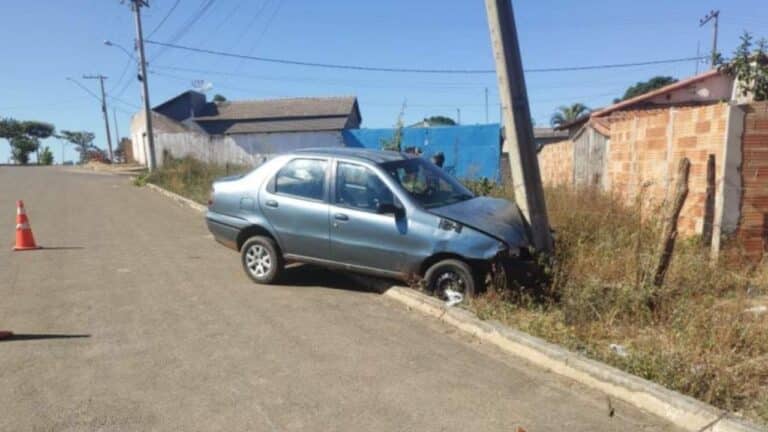 Motorista bate em poste na Avenida Zico Dornelas e é socorrido pela ambulância municipal em João Pinheiro