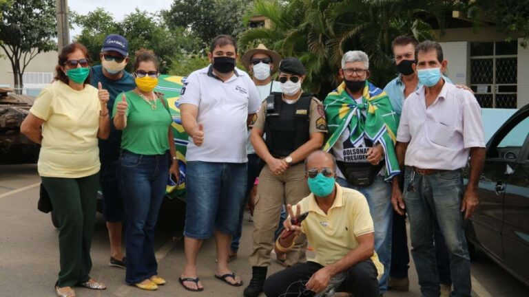 Apoiadores promovem carreata e manifestação em defesa de Jair Bolsonaro em João Pinheiro