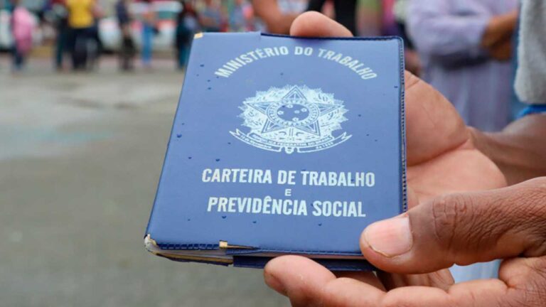 Homem segurando carteira de trabalho