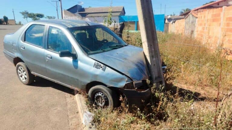 Veículo que acertou poste em cheio na última segunda-feira (03)