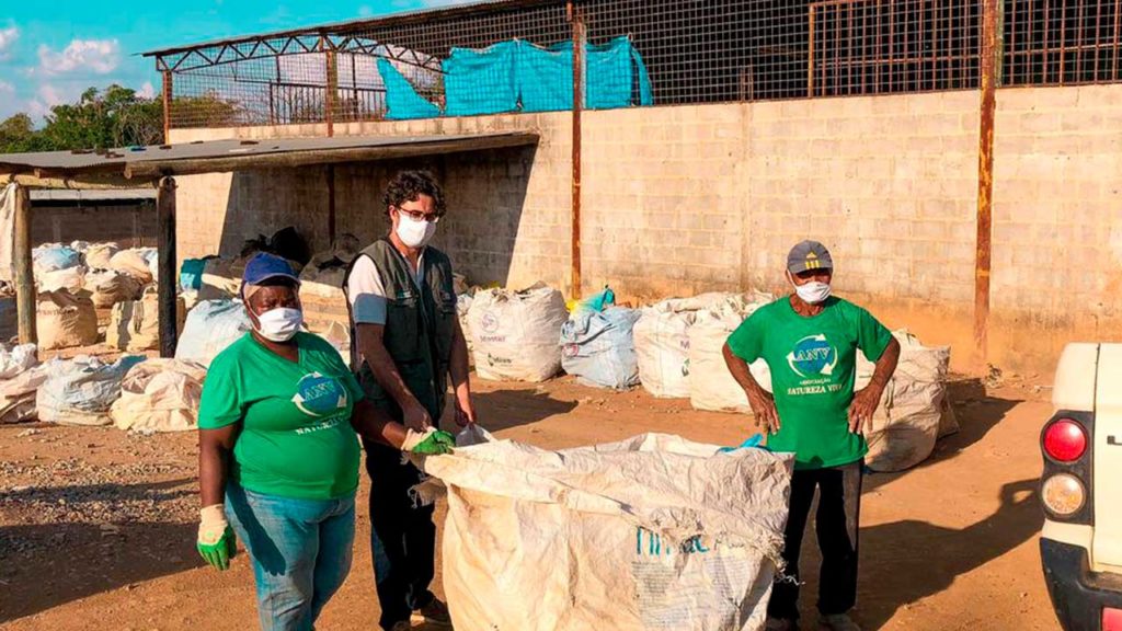 Servidores do IEF em ação e apoio à associação dos catadores de João Pinheiro