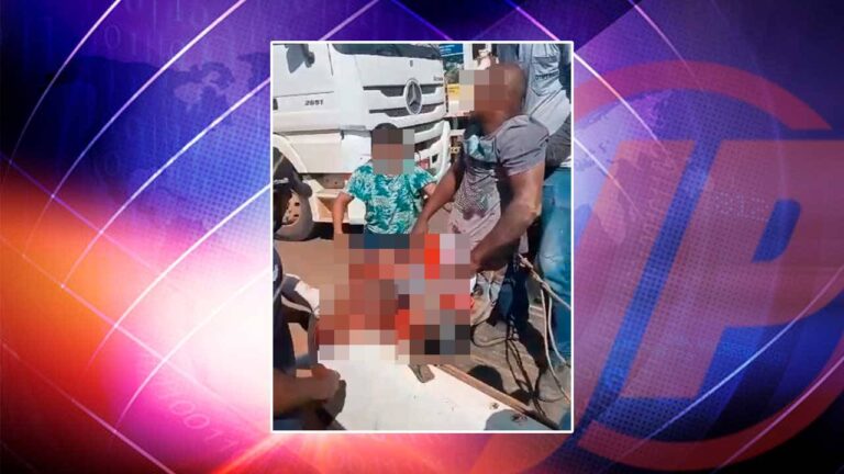 Homem socorrido por populares após acidente gravíssimo