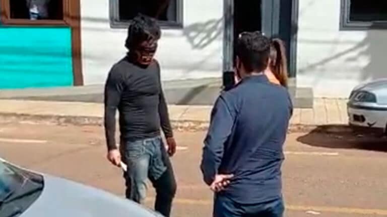 Momento em que suposto policial federal aborda mulher em Paracatu
