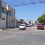 Casa pega fogo e vizinhos ajudam a apagar as chamas com mangueiras e baldes de água em Brasilândia de Minas