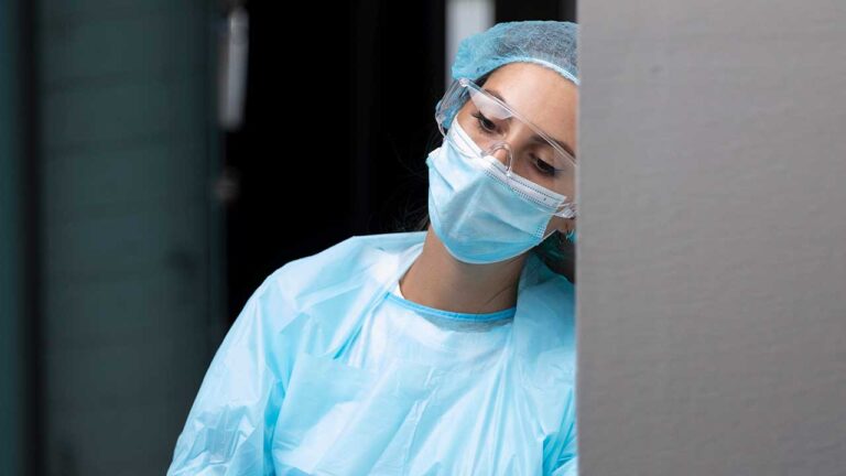 Médica exausta pelo trabalho no combate da Covid-19
