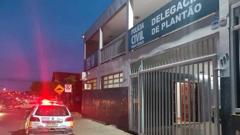 Viatura na porta da delegacia de Patos de Minas