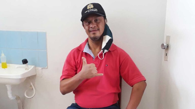 Renatinho, que tem síndrome de down, tomou a primeira dose do imunizante nesta segunda-feira (10)