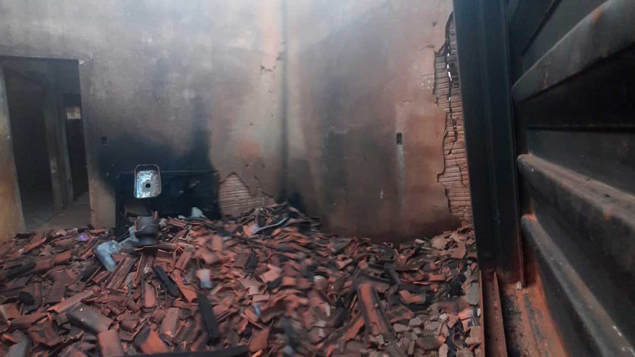 Cômodo destruído pelas chamas da casa de Dyulia