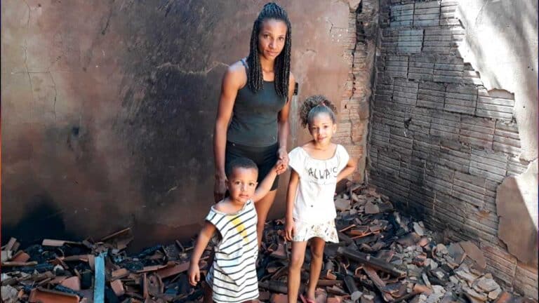 Dyulia e seus dois filhos, Ana Clara de 6 e Davi de 2 anos