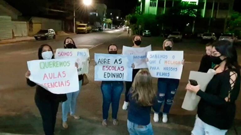 Grupo em grito de ordem pedindo volta as aulas