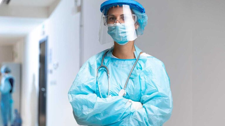 Médica linha de frente combate à Covid-19