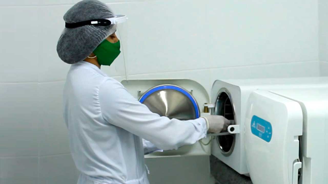 Uso da autoclave para esterilizar materiais utilizados pela Clínica Odontológica