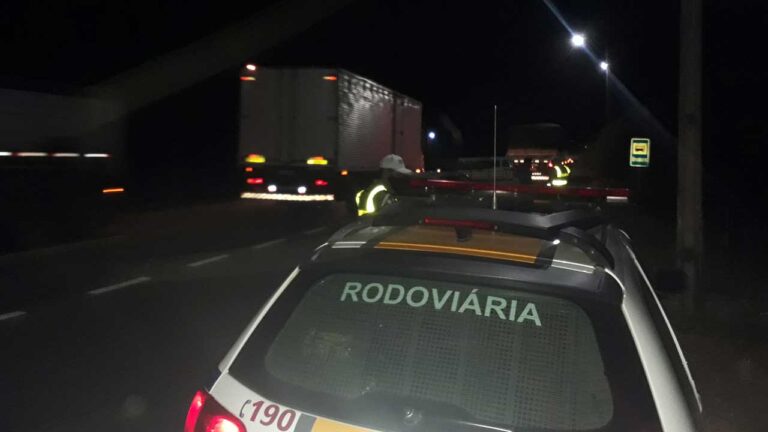 Viatura da Polícia Rodoviária em fiscalização no trecho da MG-181