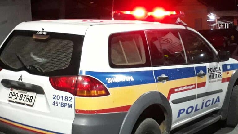 Viatura Policial Tático Móvel com giroflex ligado