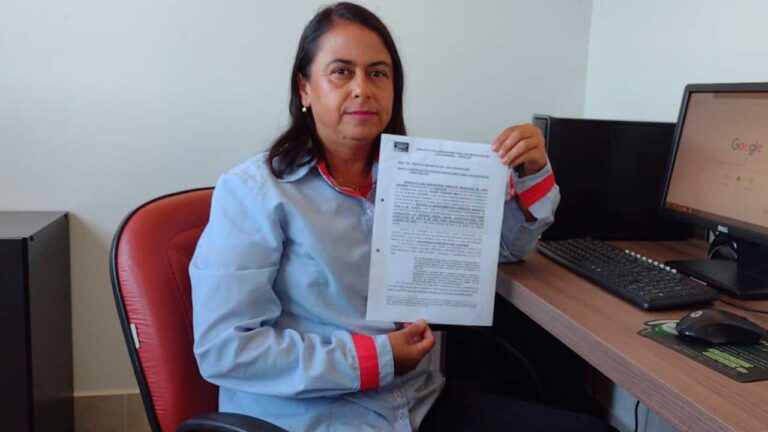 Rosangela, Presidente do SINDSJOP, segurando ofício enviado para a prefeitura