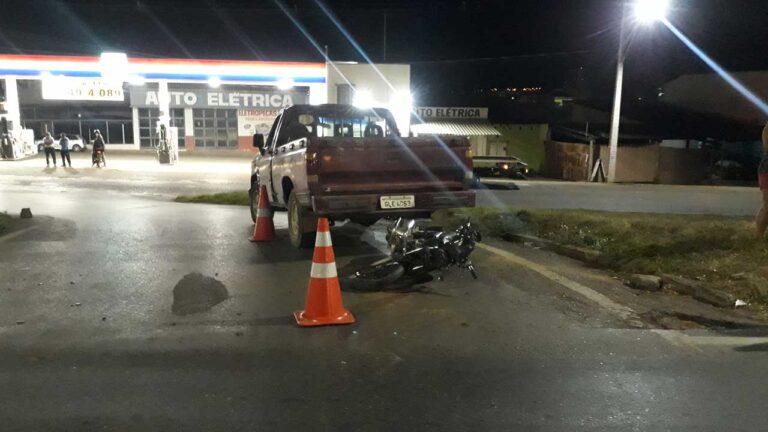 Motociclista colide contra caminhonete e é arremessado para canteiro da BR-040 em João Pinheiro