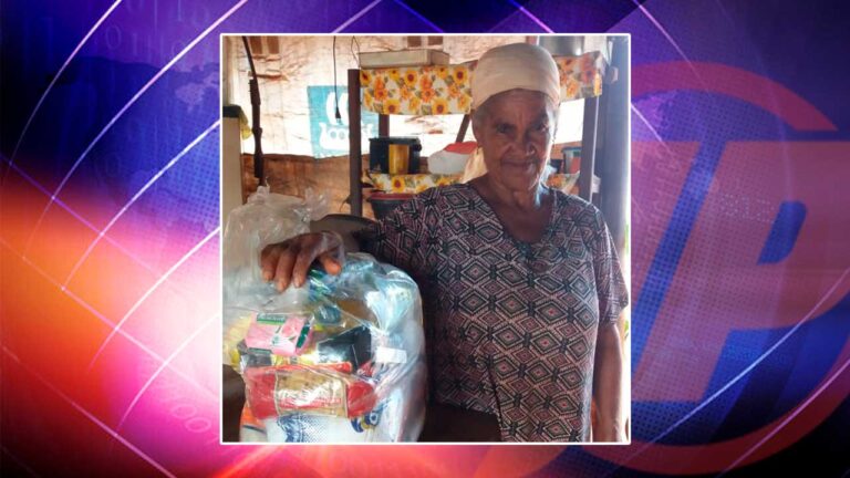 Mulher idosa que recebeu um cesta básica