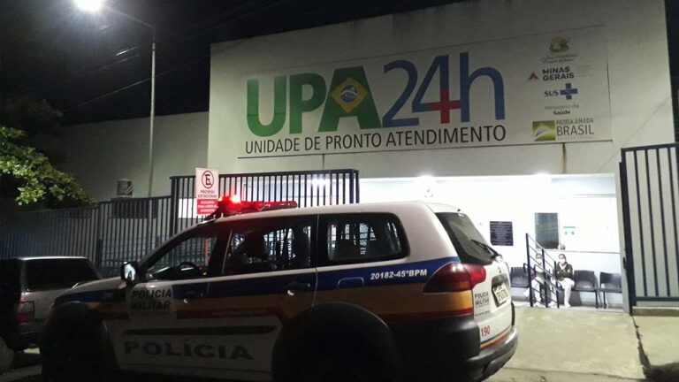 Viatura Policial na porta da Unidade de Pronto Atendimento de João Pinheiro