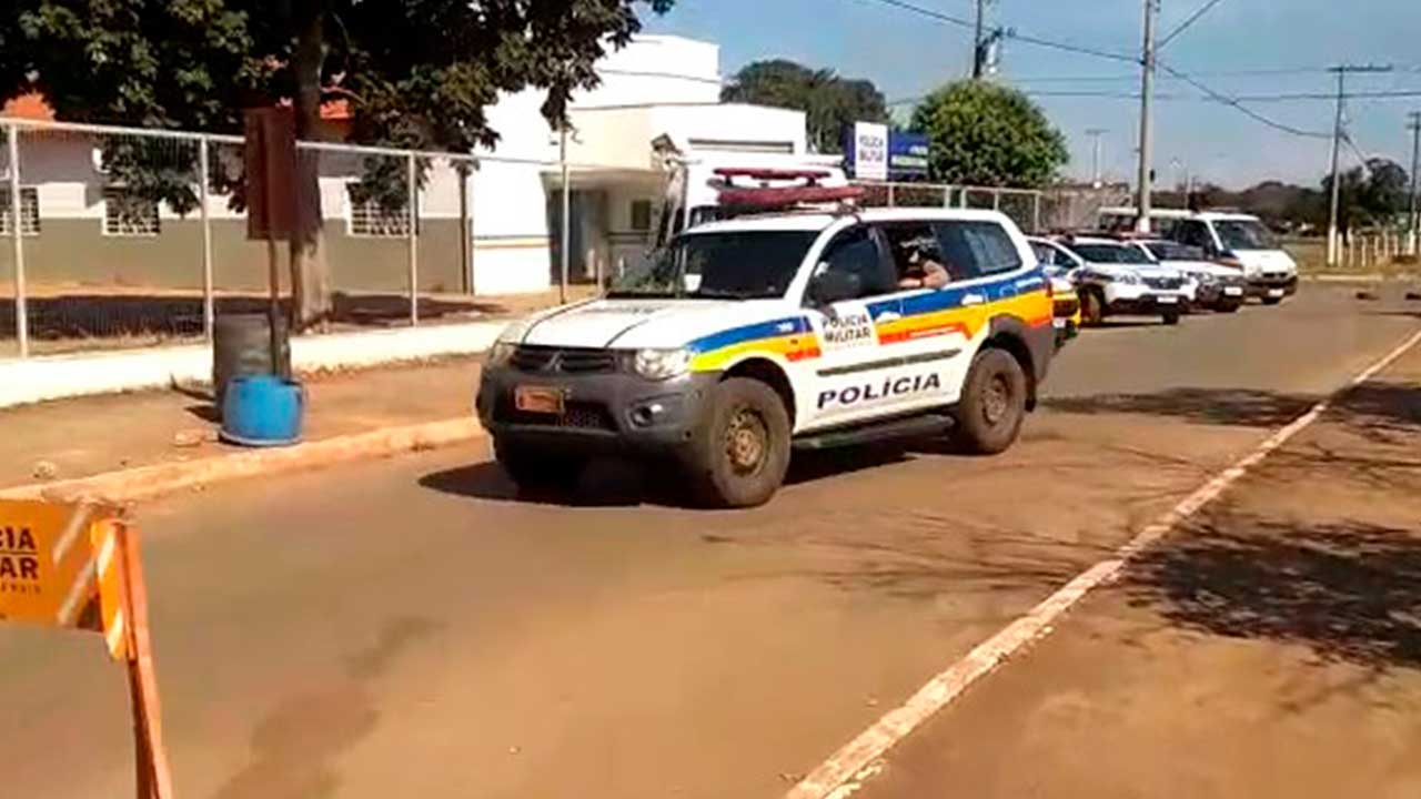 Viatura Policial saindo do quartel da PM em Brasilândia de Minas