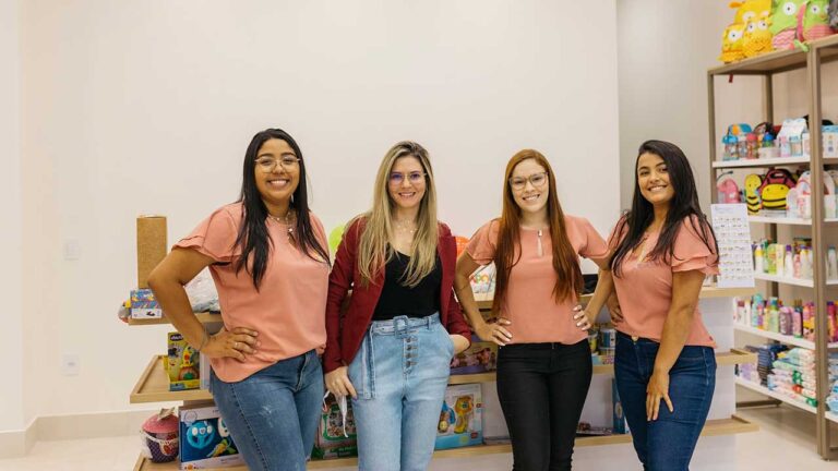 Proprietária e colaboradores da Baby Kids e Teens