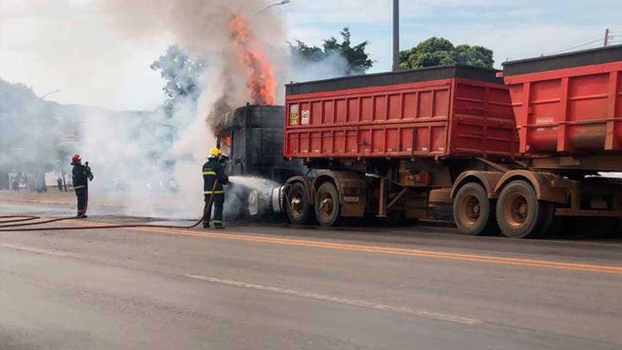 Corpo de bombeiros apagando as chamas causada pela falha mecânica
