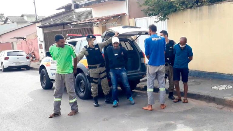 Suspeitos sendo conduzidos para a delegacia de Polícia Civil de João Pinheiro - Foto: JP Agora