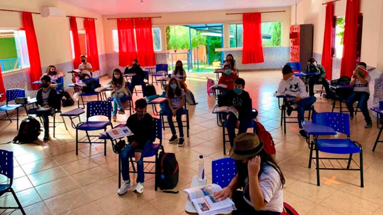Auditório usado como sala de aula para espaçamento entre alunos no Colégio Visão
