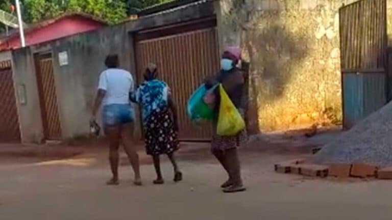 Moradores deixando suas residências em Paracatu