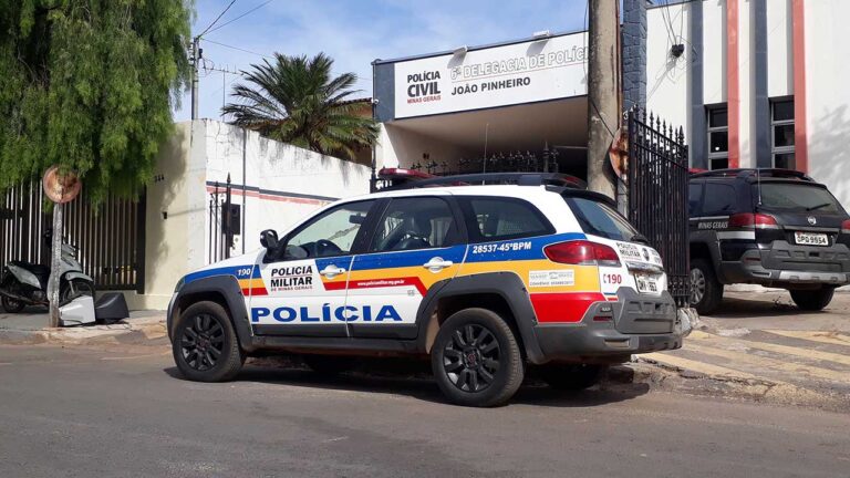 Viatura na porta da Delegacia de João Pinheiro
