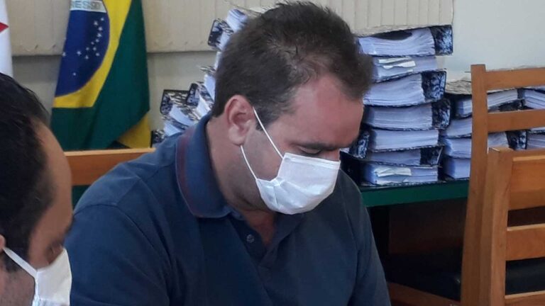 Prefeito Edinho em seu gabinete na Prefeitura de João Pinheiro