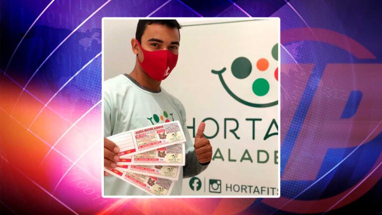 Fabrício segurando as rifas para ajudar a liberar a motocicleta