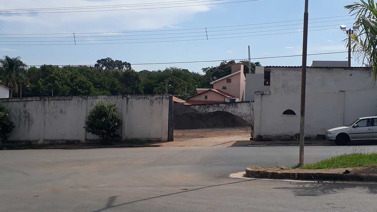 Galpão da Prefeitura localizado na Avenida José Batista Franco