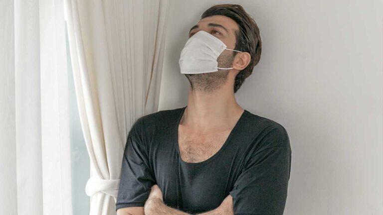 Homem pensativo sobre a Covid-19