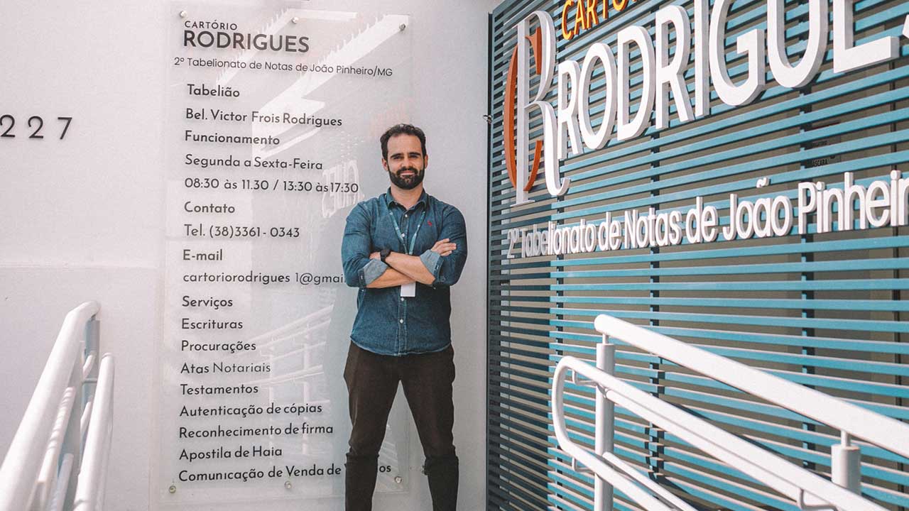 Victor Fróis Rodrigues na porta do 2º Cartório de Notas