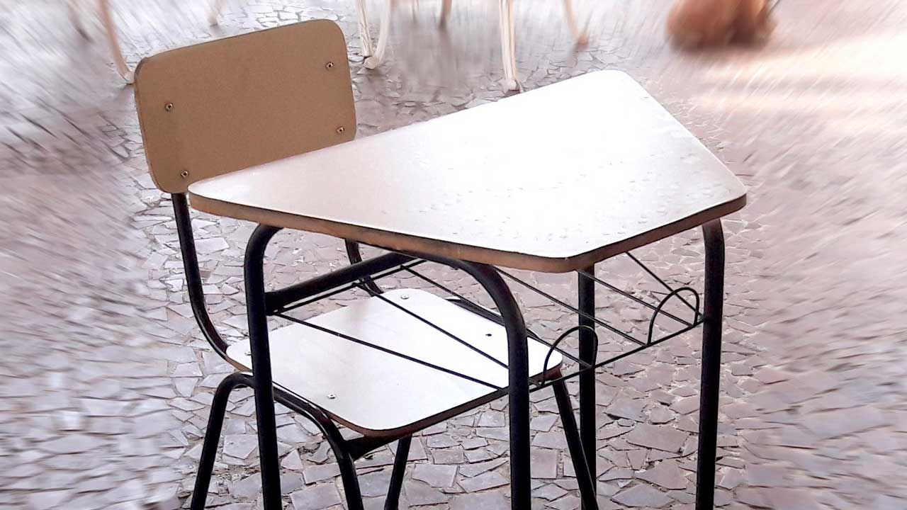 Ilustração de mesa e cadeira furtadas de escola em Brasilândia de Minas