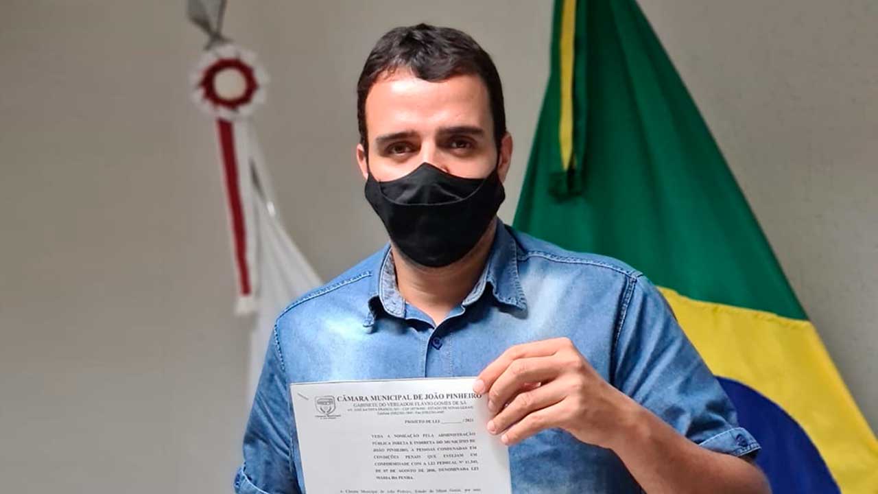 Flávio Babu segurando projeto de lei de sua autoria aprovado pela Câmara Municipal