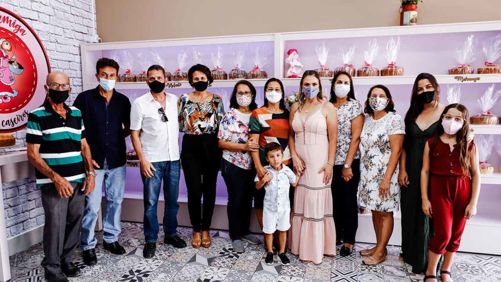 Família e pessoas que presenciaram a inauguração da filial Vovó Formiga em João Pinheiro