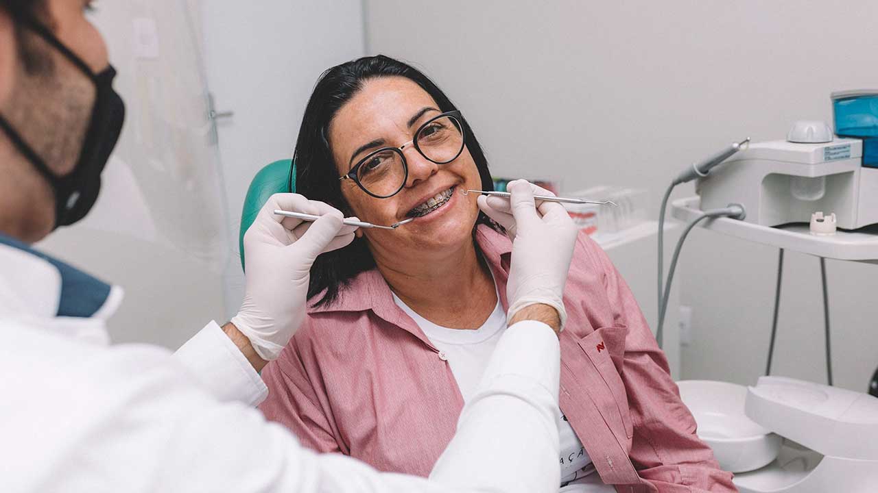 Paciente Ursula Braga em consulta na OdontoCompany de João Pinheiro